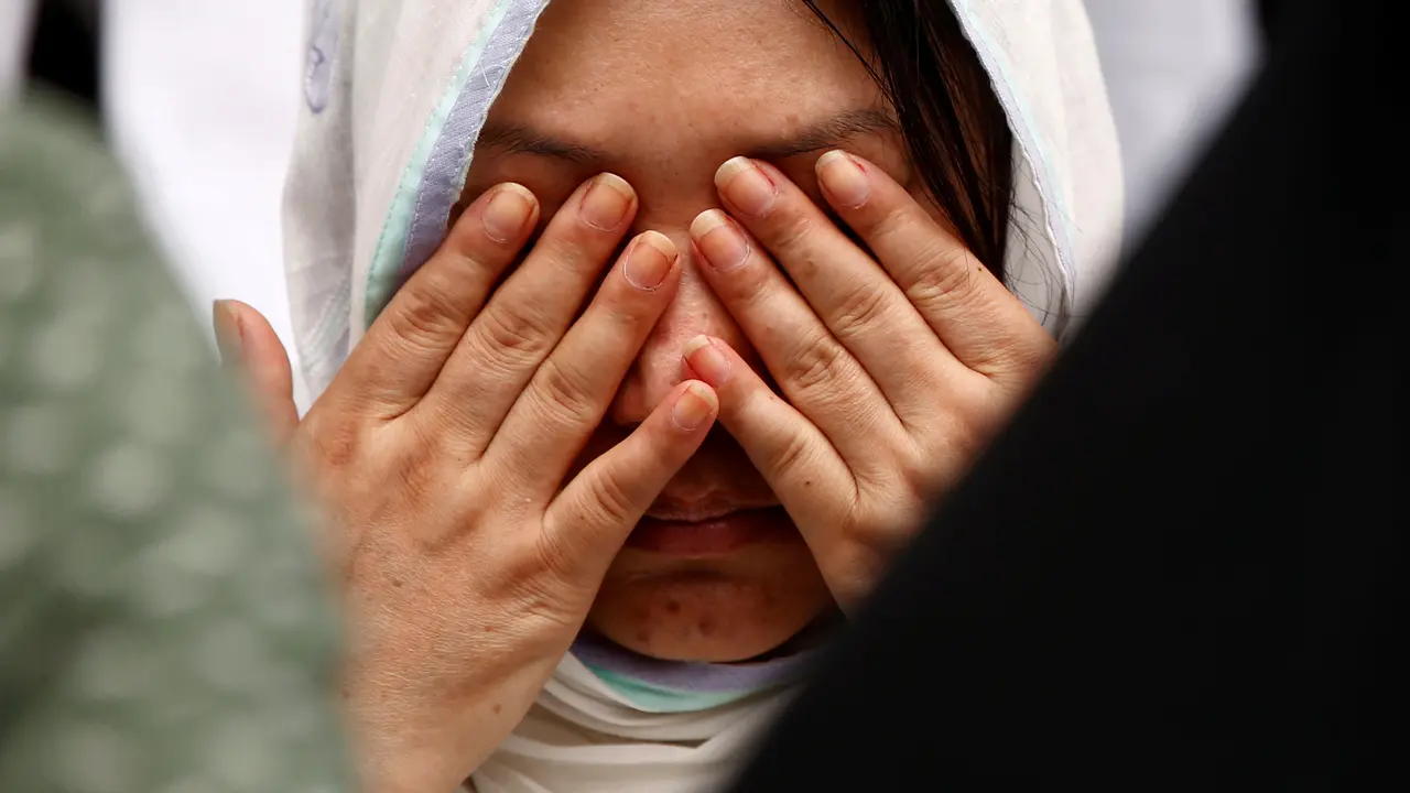 Kerabat korban tewas penyanderaan di sebuah kafe Bangladesh. (Reuters)