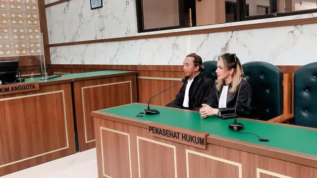 6 Gaya Barbie Kumalasari saat Jadi Pengacara, Tampil Beda