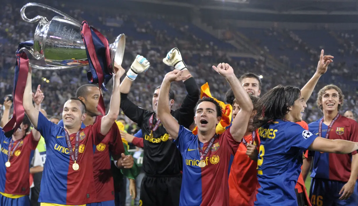 Gelandang Barcelona, Andres Iniesta, merayakan gelar juara Liga Champions di Stadion Olimpico, Roma, Rabu (27/5/20109). Sebanyak empat gelar Liga Champions diraihnya bersama La Blaugrana. (AFP/Lluis Gene)