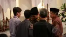Presiden Jokowi dan Wapres Jusuf Kalla memberikan ucapan duka cita kepada kedua anak dari Dubes RI untuk Pakistan, Burhan Muhammad di Gedung Pancasila, Kemenlu, Jakarta, Selasa (19/5/2015). (Liputan6.com/Faizal Fanani)   