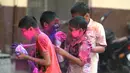 Murid-murid India yang tunanetra dari The Devnar School for the Blind bermain bubuk berwarna selama merayakan festival Holi di Hyderabad (21/3). (AFP Photo/Noah Seelam)