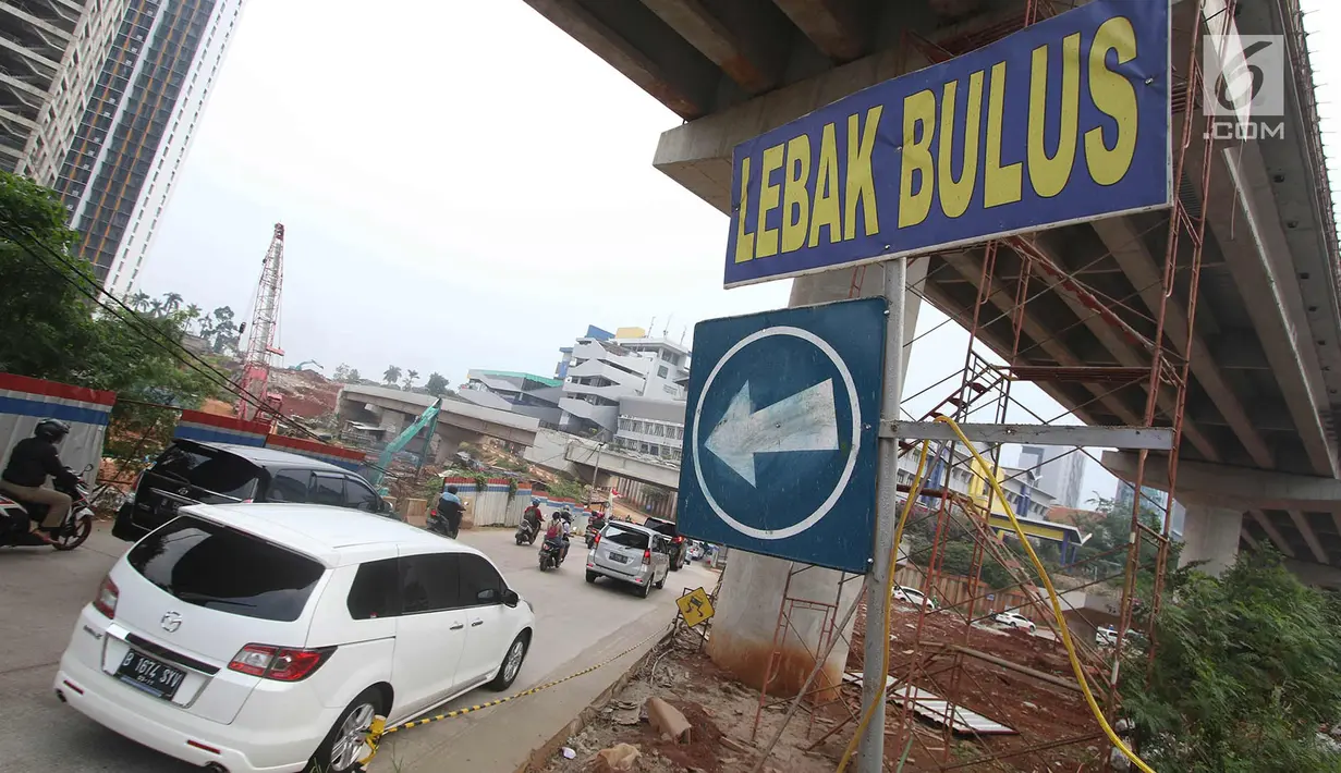 Kendaraan terjebak macet saat melintasi proyek pembangunan Simpang Susun Antasari atau pembangunan tol Depok-Antasari di jalan TB Simatupang, Jakarta, Senin (25/9). (Liputan6.com/Immanuel Antonius)