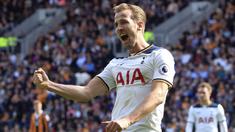 Striker Tottenham Hotspur, Harry Kane, melakukan selebrasi usai mencetak gol ke gawang Hull City di Stadion KCOM, Minggu (21/05/2017). Harry Kane menjadi top skorer Premier League setelah mencetak 29 gol. (AP/Danny Lawson)