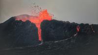 Ilustrasi erupsi Gunung Anak Krakatau yang terjadi beberapa waktu lalu. Credits: pexels.com by Koen Swiers