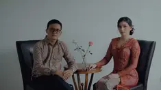 Sinta Mutiara gelar lamaran pada Desember 2022. Setelah 4 tahun pacaran, adik bintang film Wedding Agreement itu akhirnya menikah dengan pujaan hatinya. Kenakan kebaya warna merah, penampilan Sinta tampak memesona. Sering unggah foto manis di Instagram, warganet menyebut jika wajah Sinta dan kekasinya mirip dan menganggap wajah mirip adalah pertanda keduanya berjodoh. (Liputan6.com/IG/@sintamutiarabell)