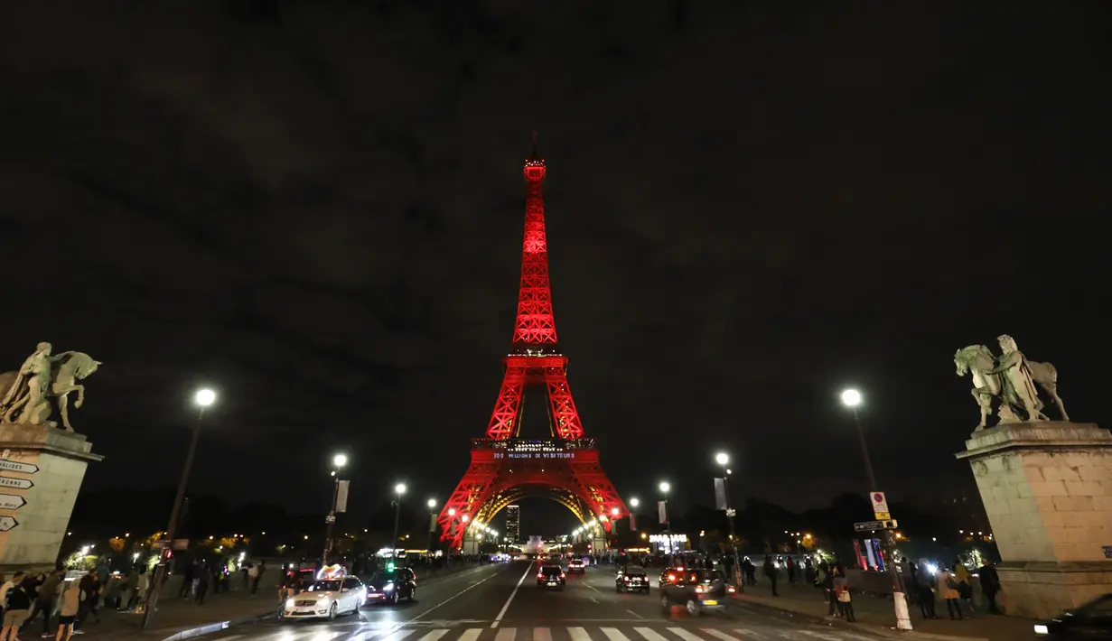 Pertunjukan cahaya spesial menerangi Menara Eiffel di kota Paris, Kamis (28/9). Hal tersebut berkaitan saat ikon negara Prancis yang mulai dibuka pada 1889 tersebut merayakan 300 juta pengunjung. (LUDOVIC MARIN/AFP)