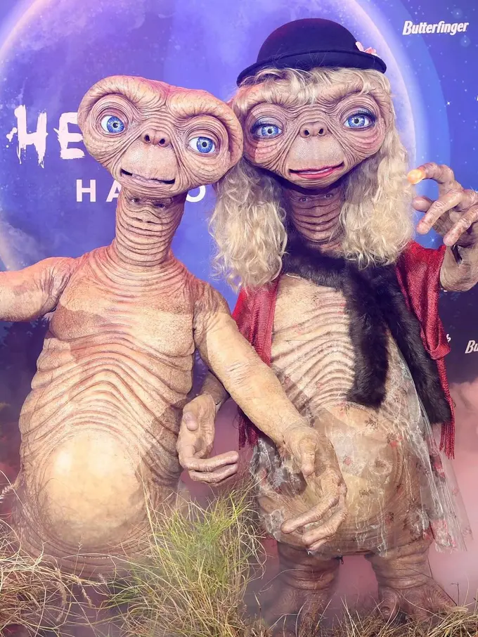 Gaya Totalitas Heidi Klum dan Suami Cosplay Karakter Alien E.T untuk Halloween 2024, Nyaris Tak Dikenali