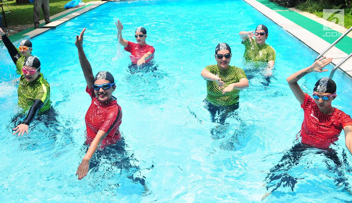 Klub akuarobik melakukan gerakan di dalam kolam saat acara seminar water dancing perfomance, dan akuarobik trial di kawasan Pejaten, Jakarta, Sabtu (11/11). Acara ini merupakan rangkain dari Aquathon Dunia ke-5. (Liputan6.com/Helmi Afandi)