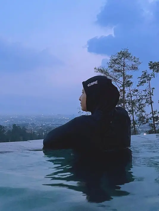 Selain tenis, Natasha Rizky juga sangat gemar berenang. Beberapa momen, pemeran Velin di film Radio Galau FM terlihat menikmati saat berada di kolam renang. Tak hanya di kolam renang, Natasha juga pernah diving di laut. (Liputan6.com/IG/@natasharizkynew)
