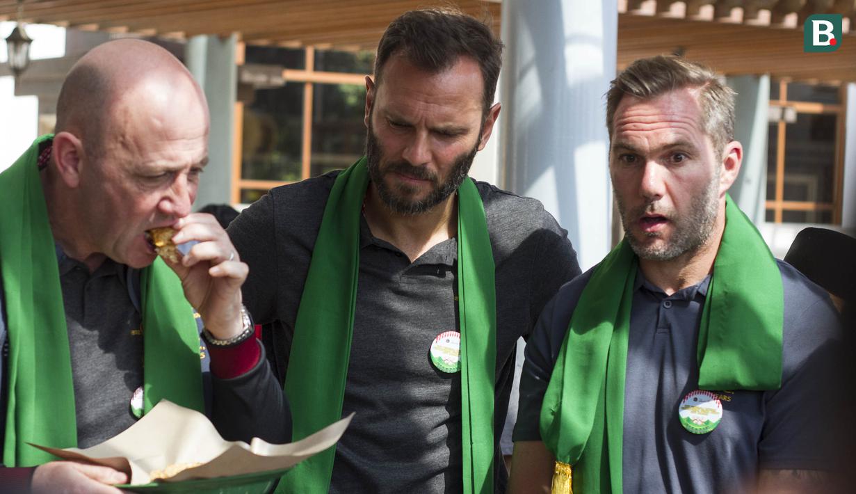 Legenda Liverpool, Gary McAllister mencoba makanan khas budaya Betawi saat mengunjungi di Setu Babakan, Jakarta, Jumat (9/3/2018). Kegiatan ini dalam rangkaian LFC World Tour Jakarta. (Bola.com/Asprilla Dwi Adha)