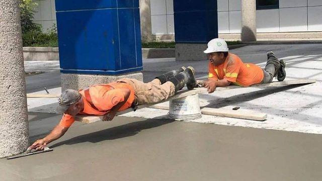 6 Momen Kocak Tukang Bangunan saat Bekerja Ini Bikin Tepuk Jidat