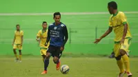 Arema Cronus dikalahkan tim PON Kaltim dalam laga uji coba yang dimainkan di Stadion Gajayana, Malang, Rabu (2/12/2015) sore. (Bola.com/Kevin Setiawan)
