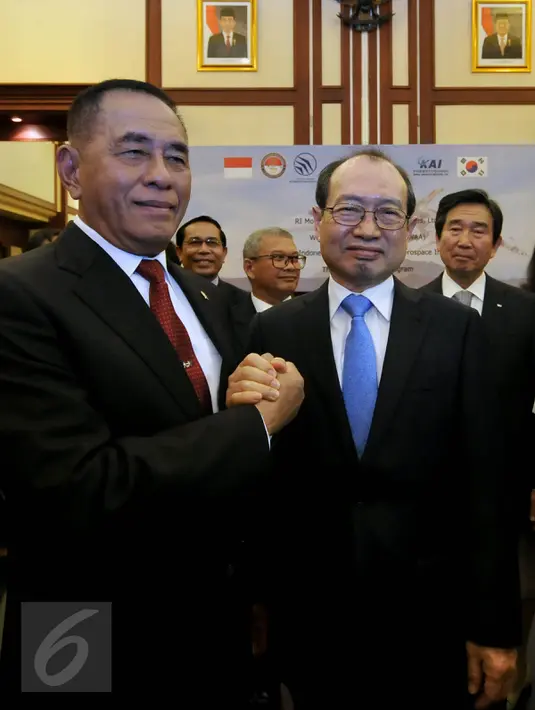 Menhan Ryamizard Ryacudu berjabat tangan dengan Minister of DAPA Korea, Chang Myoungjin usai penandatanganan kontrak CSA untuk pengembangan pesawat tempur KF-X/IF-X antara RI dan Korsel di Jakarta, Kamis (7/1). (Liputan6.com/Johan Tallo)