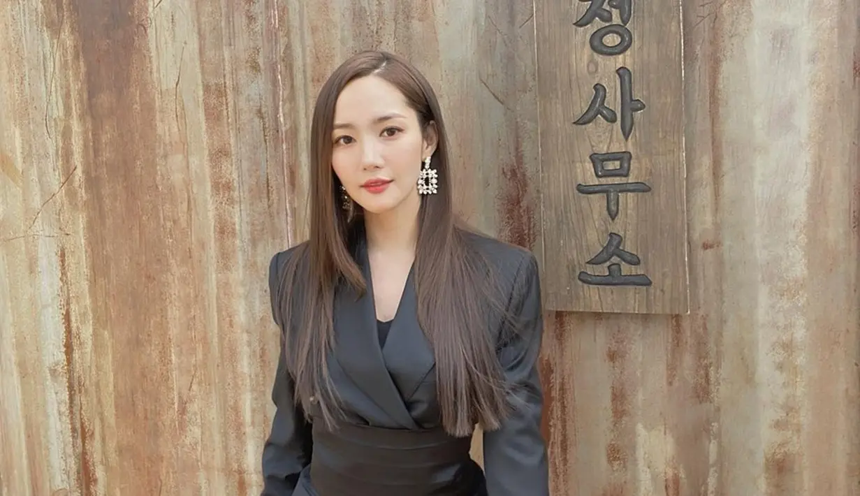 Aktris kelahiran 4 Maret 1986 gaya penampilannya selalu jadi pusat perhatian. Terlebih saat Park Min-young bergaya bak sekretaris. Ia disebut netizen cocok berprofesi sebagai sekretaris karena melekatnya sisi seorang Kim Mi-so yang diperankan Park Min-young di drama Whats Wrong With Secretary Kim. (Liputan6.com/IG/@rachel_mypark)
