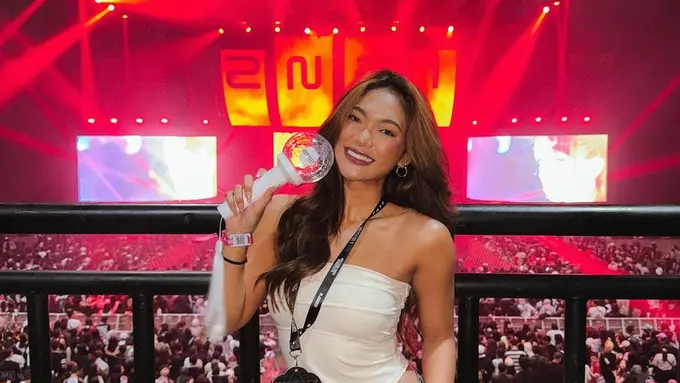 Gaya OOTD Konser Publik Figur Menyaksikan 2NE1 di Jakarta