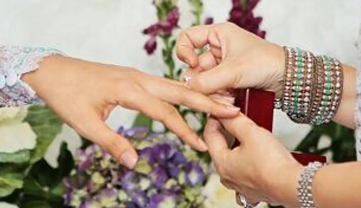 Usai acara lamaran, Nabila mengaku deg-degan menjelang acara lamaran. Nabila dan Reshi yang sudah berhubungan sejak 2013 ini akan melangsungkan pernikahan pada 20 Desember 2015 mendatang. (Ruben Silitonga/Bintang.com)