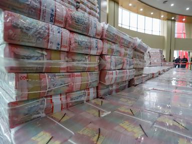 Tumpukan uang sebesar Rp2 triliun dari total Rp11,8 triliun lebih yang disita dari kasus dugaan korupsi pemberian fasilitas ekspor minyak sawit mentah (CPO) dan turunannya dipamerkan di Gedung Bundar Kejaksaan Agung, Jakarta, Selasa (17/6/2025). (merdeka.com/Arie Basuki)