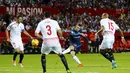 Pemain Real Madrid, Gareth Bale, menembak bola ke gawang Sevilla dalam laga La Liga Spanyol di Stadion Ramon Sanchez Pizjuan, Sevilla, Senin (9/11/2015) dini hari WIB. (Reuters/Marcelo del Pozo)