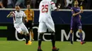 Gelandang Sevilla, Aleix Vidal (kiri) merayakan selebrasi usai mencetak gol ke gawang Fiorentina pada leg pertama semifinal Europa League di Stadion Ramon Sanchez, Kamis (7/5/2015). Sevilla menang 3-0 atas Fiorentina. (REUTERS/Marcelo del Pozo)