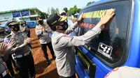 Korps Lalu Lintas (Korlantas) Polri kembali menggelar bakti sosial dengan membagikan 1.500 paket sembako kepada sopir angkot di wilayah Cirimekar, Cibinong, Bogor, Jumat. (istimewa)