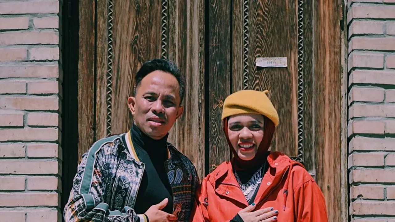 7 Potret Mesra Orang Tua Atta Halilintar, Tampil Kompak dan Stylish