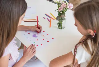 Mengenalkan emosi sejak dini dapat membantu anak tumbuh lebih empatik, percaya diri, dan mampu mengungkapkan apa yang mereka rasakan dengan sehat. (foto/dok: freepik)