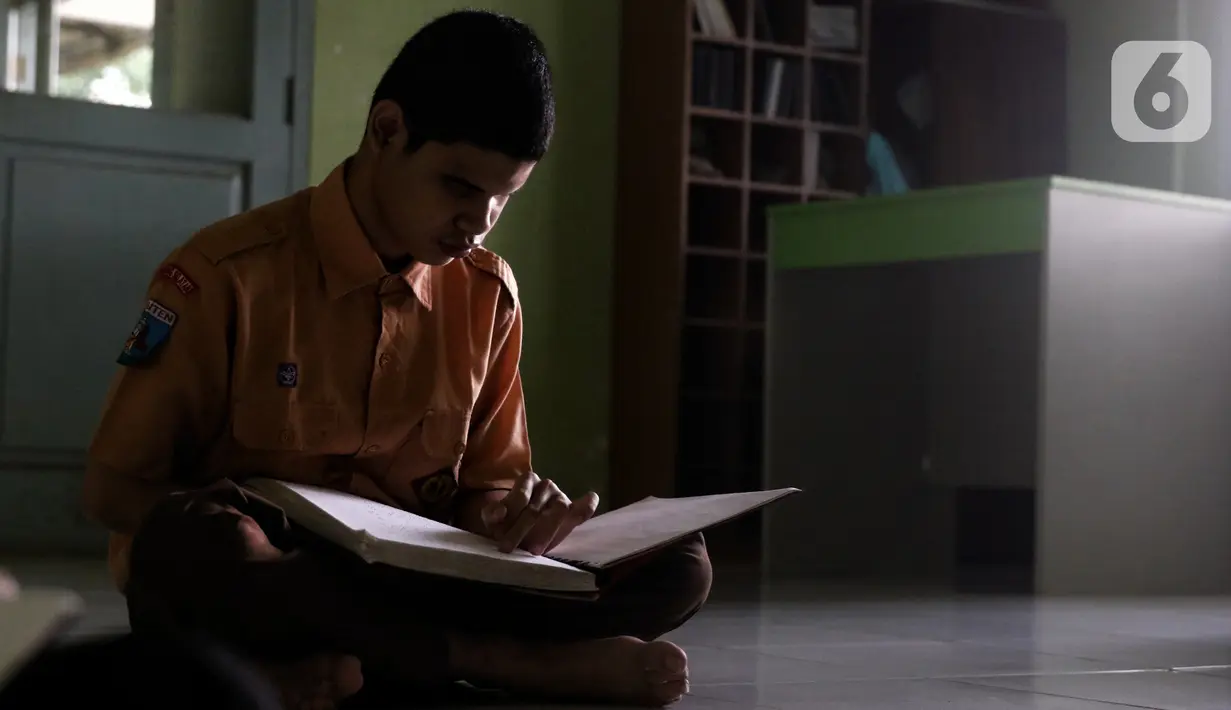 Pelajar penyandang tuna netra mengikuti Tadarus Al Quran braille di Yayasan Tunanetra Raudlatul Makmufin Serpong, Tangerang Selatan, Banten, Rabu (28/4/2021). Taman tunanetra merupakan wadah bagi para pelajar tunanetra untuk berkumpul dan belajar membaca Alquran Braille. (Liputan6.com/Angga Yuniar)