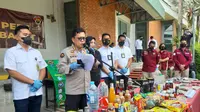 Polda Jabar menyita ratusan ribu barang sisa banjir Bekasi yang diperjualbelikan di Bandung. (Foto: Liputan6.com/Dikdik Ripaldi)