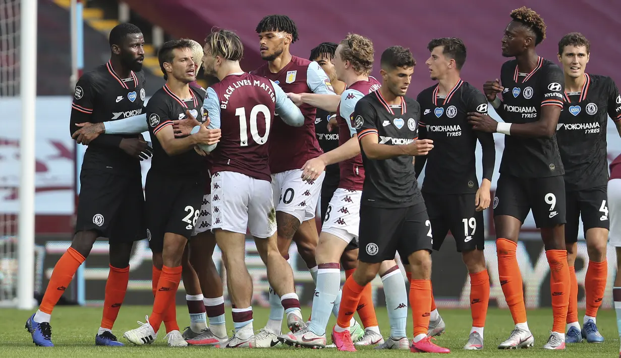 Para pemain Chelsea dan Aston Villa berdebat saat bertanding dalam lanjutan Liga Inggris di Villa Park Stadium, Birmingham, Inggris, Minggu (21/6/2020). Chelsea menaklukkan Aston Villa 2-1. (Molly Darlington/Pool via AP)