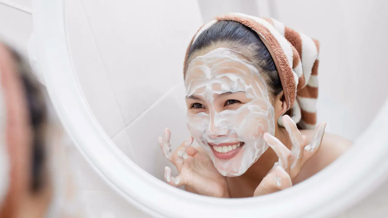 perempuan pakai masker