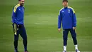 Bek Juventus, Giorgio Chiellini (kiri) dan penyerang Paulo Dybala tersenyum saat ambil bagian dalam sesi latihan di tempat latihan Continassa di Turin, Italia (15/3/2022). Pada leg pertama Juventus bermain imbang dengan Villarreal 2-2. (AFP/Marco Bertorello)