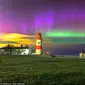 Menara mercu suar bersejarah sebagai latar fenomena aurora, pemandangan yang sangat indah itu terlihat seperti lukisan (Daily Mail).