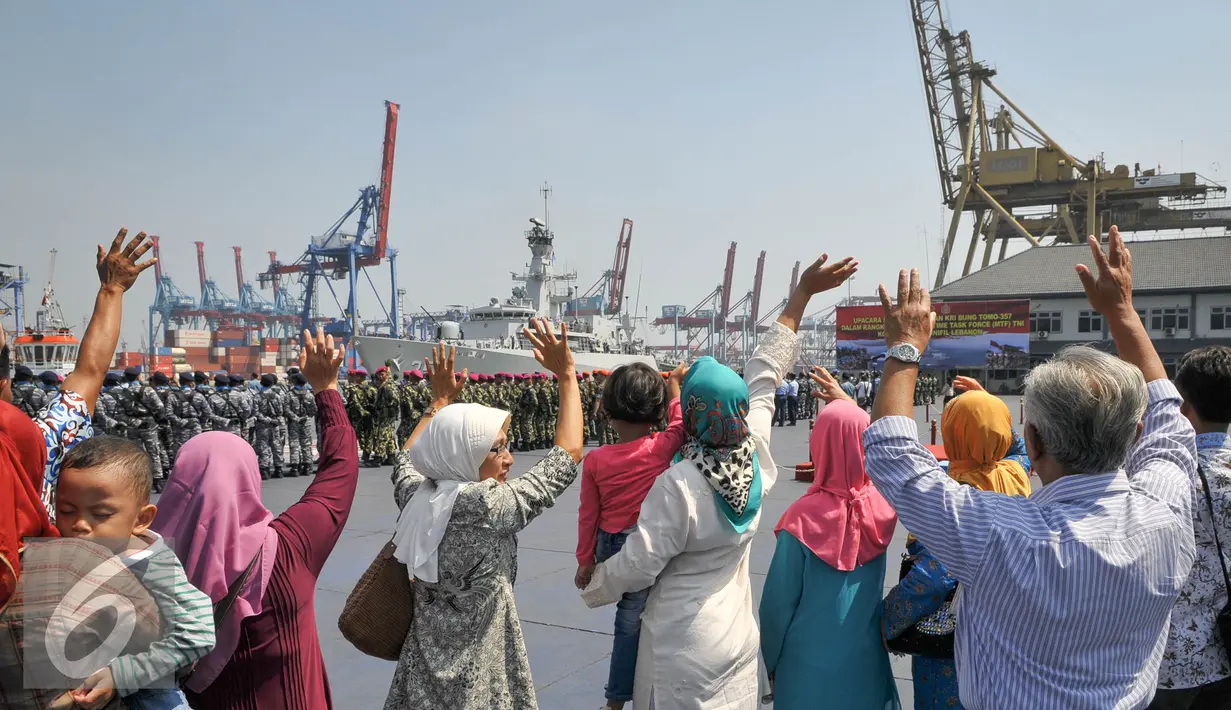 Sejumlah keluarga melambaikan tangan saat melepas Satgas Maritime Task Force (MTF) TNI Konga XXVIII-H Unfil Lebanon Tahun 2015 di Dermaga Mako Kolinlamil, Jakarta, Kamis (27/8/2015). (Liputan6.com/Faizal Fanani)