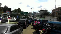 Untuk mengurai kemacetan di kawasan Puncak, Bogor, polisi menerapkan satu jalur bagi kendaraan dari arah Jakarta menuju Puncak. (Liputan6.com/Achmad Sudarno)