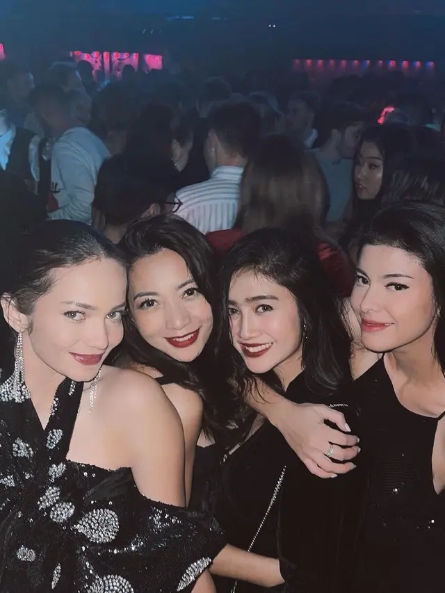 Enzy Storia dan Hesti Purwadinata liburan (Intagram/hestipurwadinata)