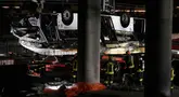 Petugas pemadam kebakaran bekerja di lokasi kecelakaan bus penumpang di Mestre, dekat Venesia, Italia, Rabu (4/10/2023). Sebuah bus mengalami kecelakaan setelah jatuh dari jalan layang. (AP Photo/Antonio Calanni)