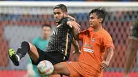 Striker Bhayangkara FC, Junior Brandao mendapatkan penjagaan dari bek Borneo FC Samarinda, I Komang Teguh Trisnanda dalam laga lanjutan BRI Liga 1 2023/2024, Senin (26/2/2024). (Dok. Borneo FC Samarinda)
