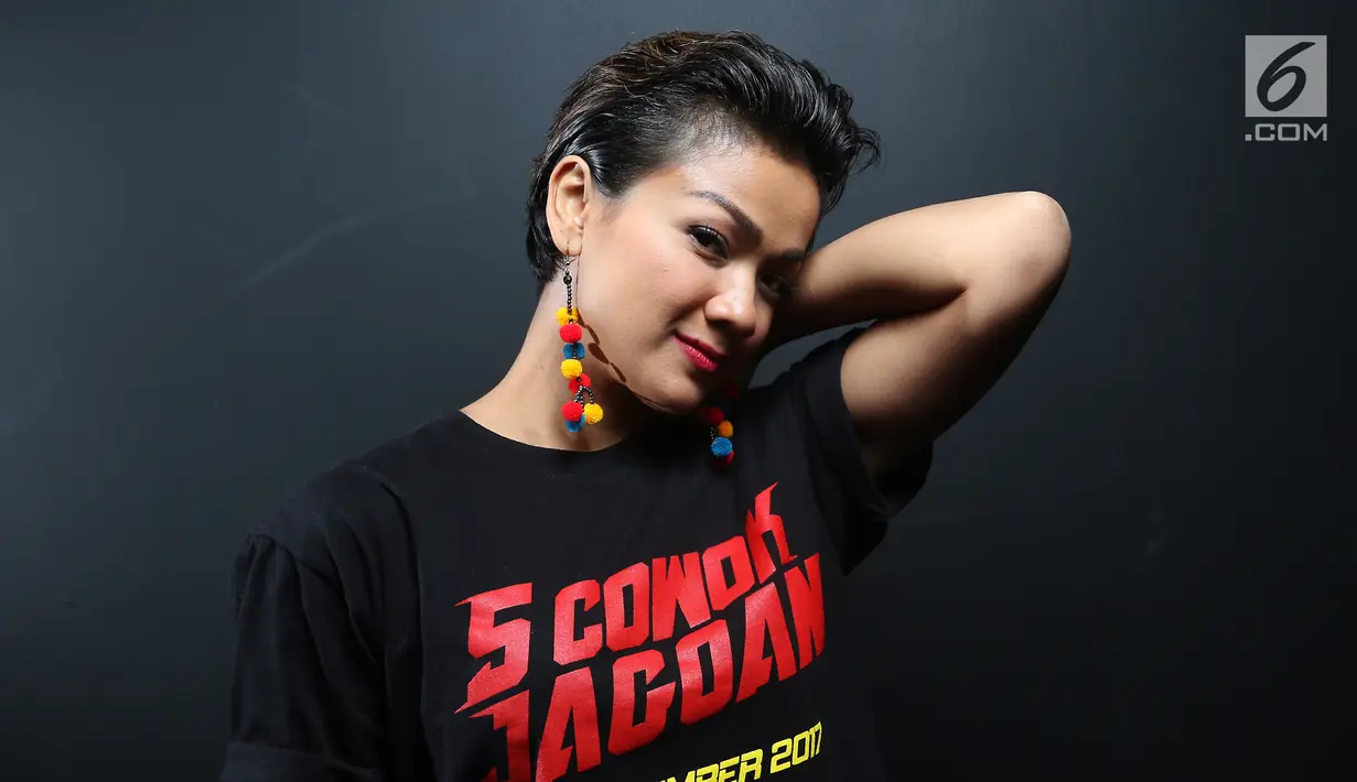 Pemain film 5 Cowok Jagoan, Nirina Zubir berpose saat sesi foto di kantor Liputan6.com, SCTV Tower, Jakarta, Kamis (15/11). Nirina Zubir akan memainkan peran sebagai wanita garang di film tersebut. (Liputan6.com/Fatkhur Rozaq)