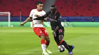 Pemain Liverpool Sadio Mane (kanan) memperebutkan bola dengan pemain RB Leipzig Tyler Adam pada leg pertama babak 16 besar Liga Champions di Stadion Ferenc Puskas, Budapest, Hungaria, Selasa (16/2/2021). Liverpool menang 2-0. (Tibor Illyes/MTI via AP)