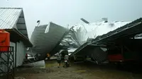 Angin puting beliung menyapu atap arena balap di Sidrap, Sulawesi Selatan. (Liputan6.com/Eka Hakim)