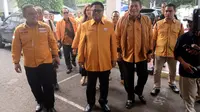 Ketua Umum Partai Hanura Oesman Sapta Odang atau OSO (dua kiri) bersama elite Partai Hanura saat tiba untuk menyerahkan berkas pendaftaran bakal calon legislatif di KPU, Jakarta, Selasa (17/7). (Liputan6.com/JohanTallo)