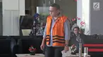 Tersangka Irvanto Hendra Pambudi mengenakan rompi oranye seusai pemeriksaan di gedung KPK, Jakarta, Senin (2/4). Irvanto kembali menjalankan pemeriksaan lanjutan pengembangan kasus dugaan korupsi proyek pengadaan E-KTP. (Liputan6.com/Herman Zakharia)