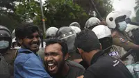 Mahasiswa bentrok dengan polisi selama protes menuntut pengunduran diri presiden Gotabaya Rajapaksa di parlemen di Kolombo, Sri Lanka (8/4/2022). Mereka menyerukan diakhirinya ketidakstabilan politik di tengah tuntutan publik agar presiden mengundurkan diri. (AP Photo/Eranga Jayawardena)