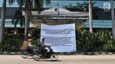 Pengendara melintas di depan banner informasi penutupan Hotel Alexis, Jakarta, Rabu (28/3). Hotel Alexis mulai hari ini resmi tidak beroperasi dengan memasang banner info penutupan di depan hotel. (Merdeka.com/Iqbal S. Nugroho)