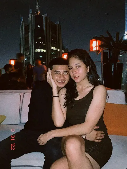 <p>Gaya pacaran Bastian Steel dan Sitha Marino juga tak lepas dari sorotan publik. Pasangan ini tidak sedang untuk memperlihatkan kemesraan di depan publik. [Foto: instagram.com/sithamarino]</p>