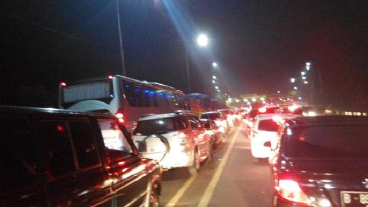 Jelang Libur Panjang, Antrean di Tol Cikampek Mengular
