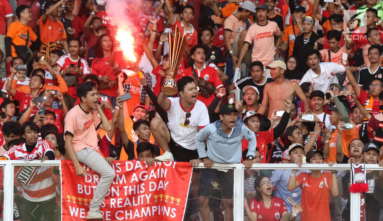 Suporter tim Macan Kemayoran bersorak merayakan gelar juara Go-Jek Liga 1 Indonesia 2018 bersama Bukalapak yang diraih Persija di Stadion GBK, Jakarta, Minggu (9/12). Persija meraih gelar juara dengan 62 poin. (Liputan6.com/Helmi Fithriansyah)