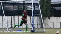 Pemain asal Brasil, Pedro Henrique Oliveira, tengah menjalani seleksi di Persebaya Surabaya. (Liputan6.com/Dimas Angga P)