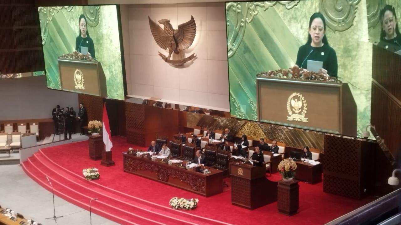 Ketua DPR RI Puan Maharani melantik anggota DPR RI Pergantian antarwaktu (PAW) pada rapat paripurna.