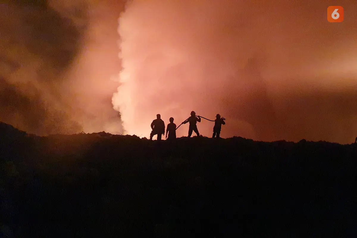 Petugas Damkar Memadamkan Kebakaran di TPSA Bagendung, Cilegon, Banten. (Rabu, 18/09/2024). (Yandhi Deslatama/Liputan6.com).